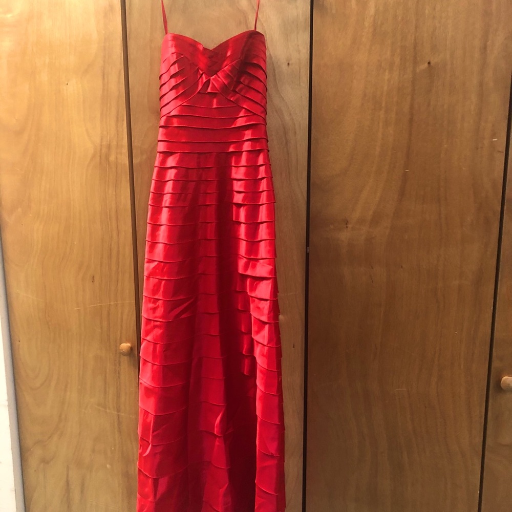 Size 2 woman’s red gown